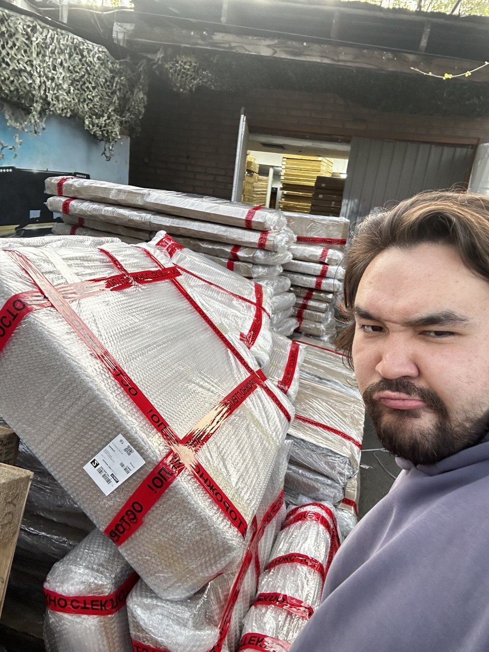 Даурен рядом с подготовленными партиями товара